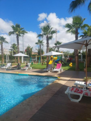 Chic appartement avec jardin privé et piscine